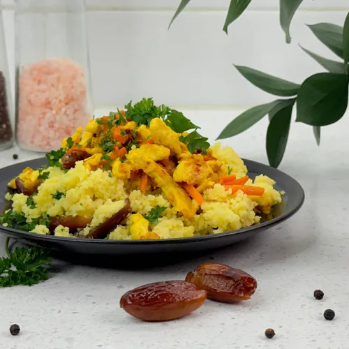 Mediterrane kipcouscous met dadels en groenten