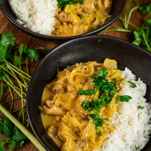 Rendang van spitskool met kip