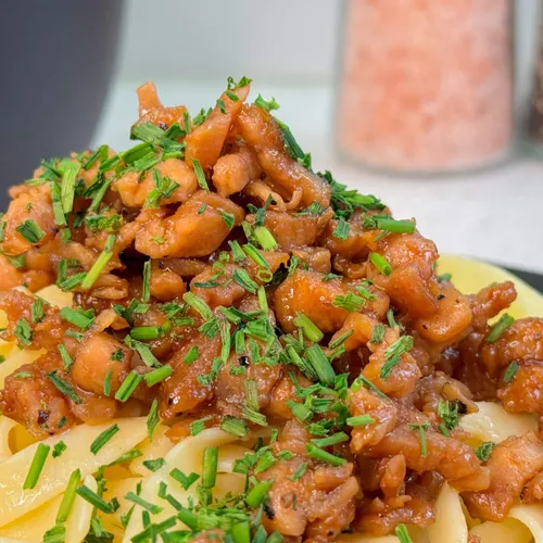 Zoet-pittige honingkip met noedels