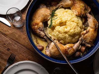 Eenpansgerecht van kippenbout en bloemkool