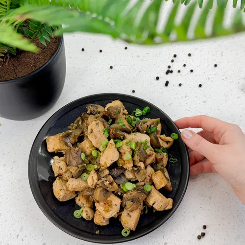 Malse kipstoof met bleekselderij en champignons