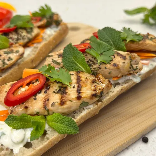 Meergranen stokbrood met gegrilde kip en fijngesneden worteltjes