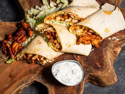 Kip gyros met tzatziki in wraps