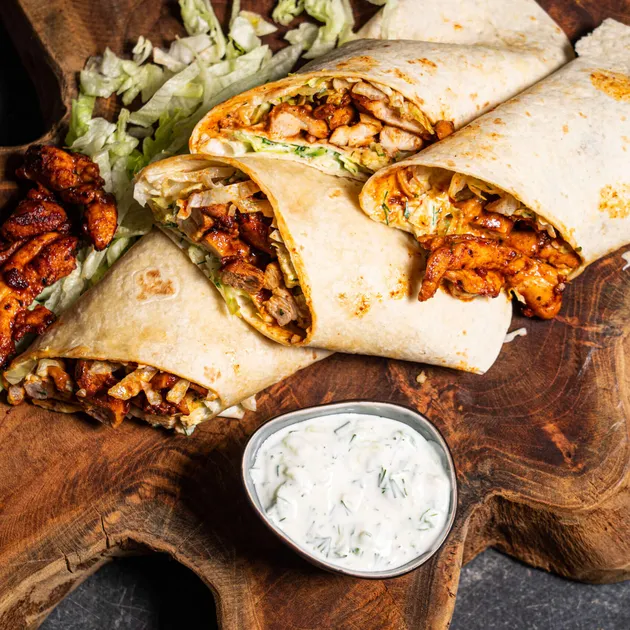 Kip gyros met tzatziki in wraps