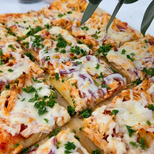 Zelfgemaakte barbecue kip pizza