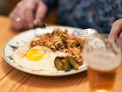 Bep kipt nasi met kip