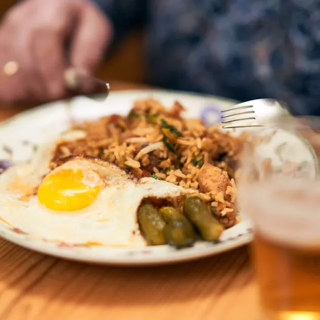 Bep kipt nasi met kip