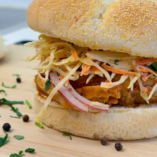 Slow-cooked pulled chicken met een frisse coleslaw