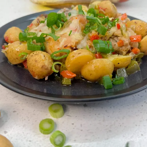 Lente ovenschotel met kip, krieltjes en groenten