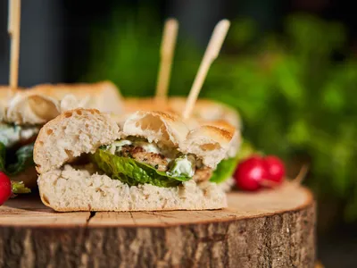 Kiprecepten - Zomerse kipburger met limoenyoghurt