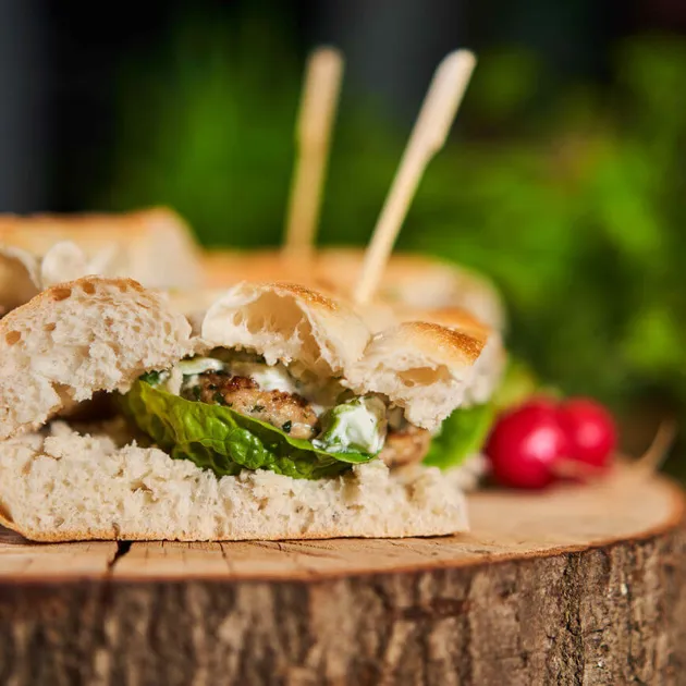 Kiprecepten - Zomerse kipburger met limoenyoghurt