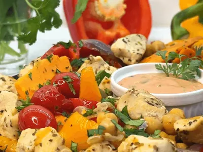 Ovenschotel met kip, geroosterde groenten en zoete aardappel