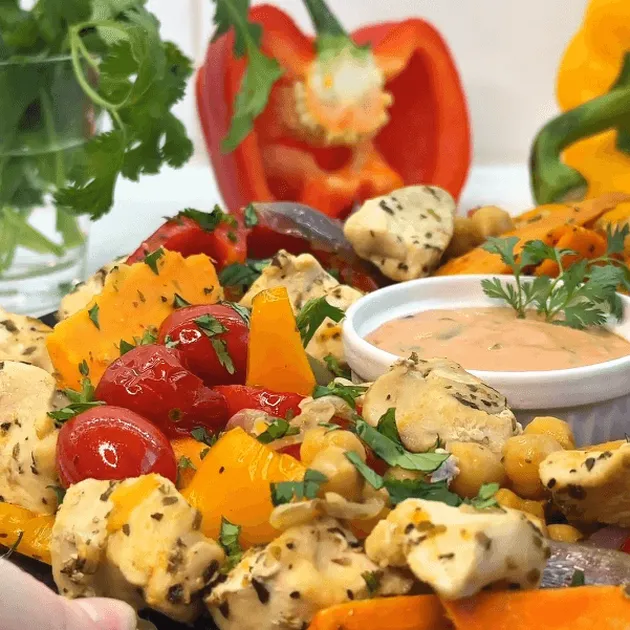 Ovenschotel met kip, geroosterde groenten en zoete aardappel