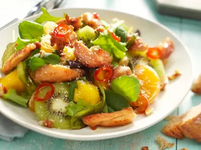 Kleurige salade met kippendij