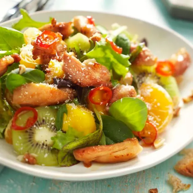 Kleurige salade met kippendij