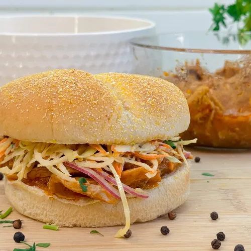 Slow-cooked pulled chicken met een frisse coleslaw