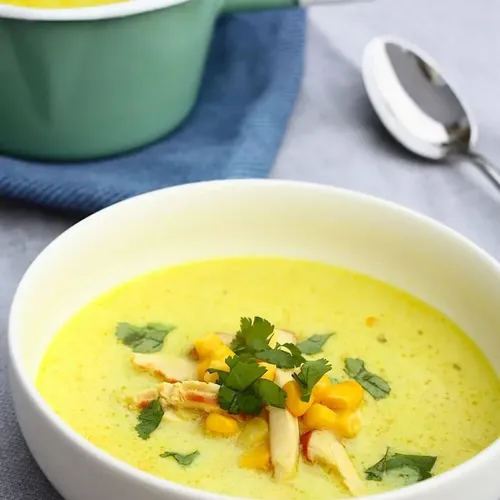 Maissoep met kokos en gerookte kip