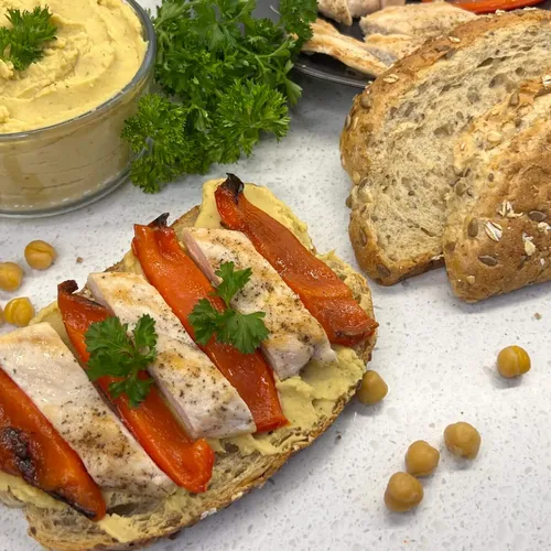 Boterham met hummus en kip