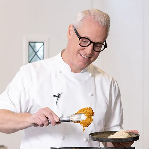 Obe Ata met kip door Rudolph van Veen