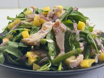 Zomerse salade met gerookte kip, mango en bimi