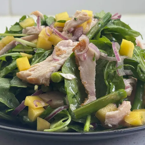 Zomerse salade met gerookte kip, mango en bimi