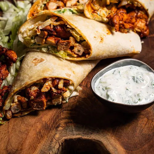 Kip gyros met tzatziki in wraps