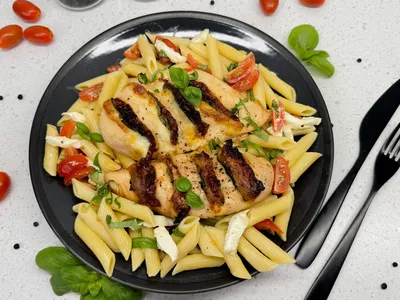 Kip caprese met penne