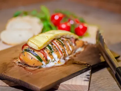 Gevulde Hasselback kipfilet van de rookplank