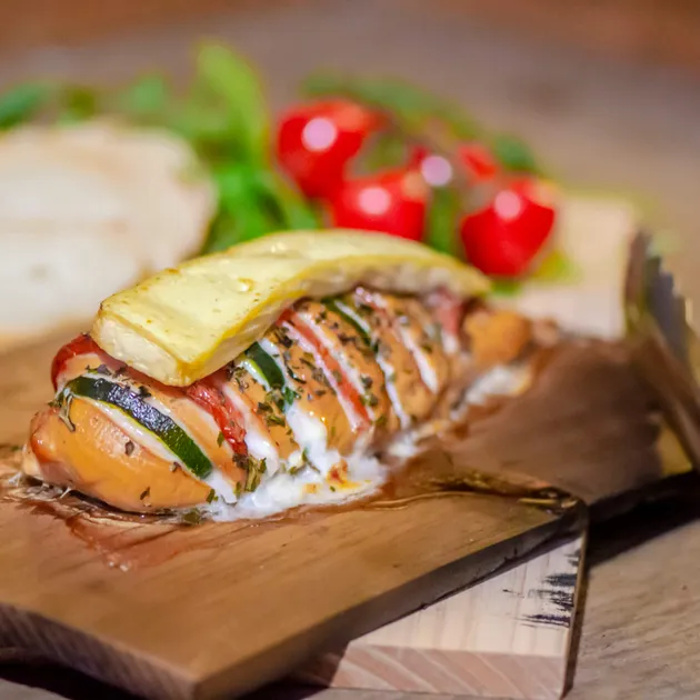 Gevulde Hasselback kipfilet van de rookplank
