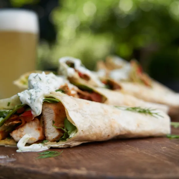 Kipwraps met Grieks tintje