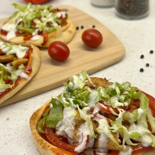 Naan pizza met kipshoarma