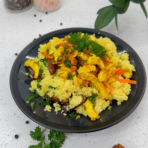 Mediterrane kipcouscous met dadels en groenten