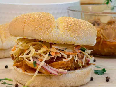 Slow-cooked pulled chicken met een frisse coleslaw