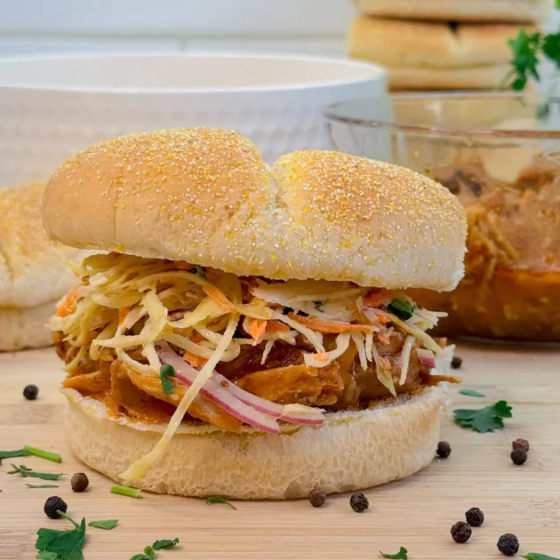Slow-cooked pulled chicken met een frisse coleslaw