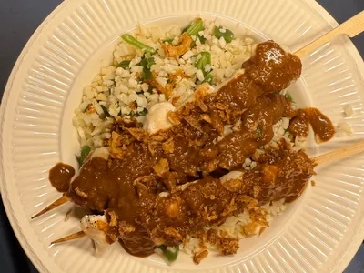 Kipsaté met krokante uitjes