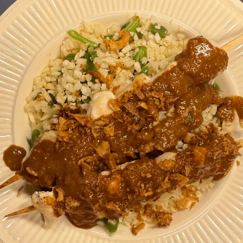 Kipsaté met krokante uitjes