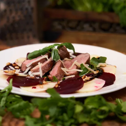 Gebraden eend met carpaccio van rode biet