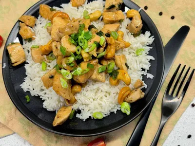 Wok kip met cashewnoten en lente-ui