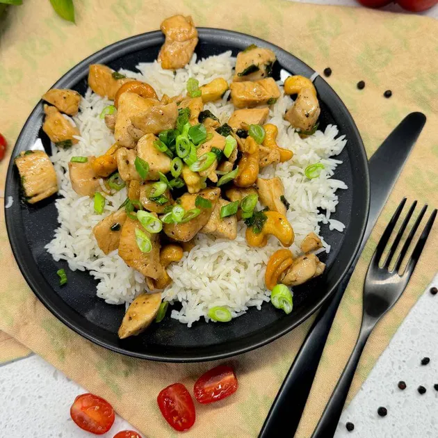 Wok kip met cashewnoten en lente-ui