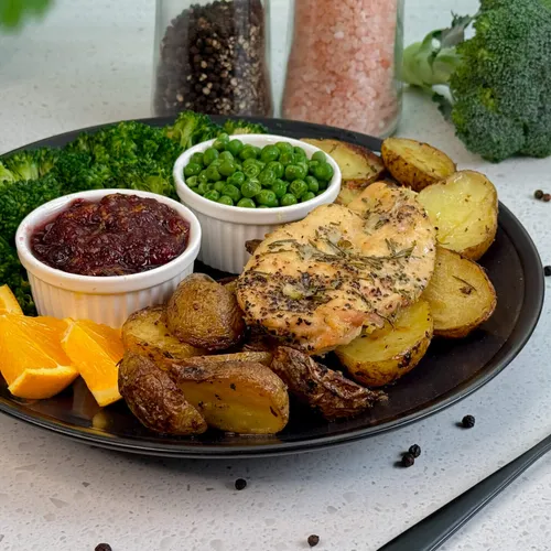 Heerlijke ovengebakken kip met rozemarijn krieltjes en frisse cranberrysaus