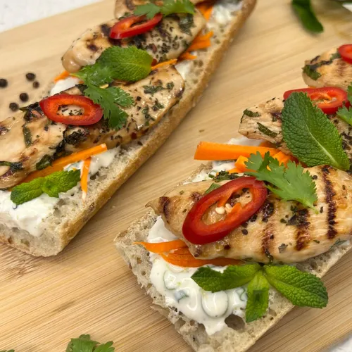 Meergranen stokbrood met gegrilde kip en fijngesneden worteltjes