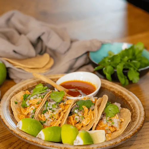 Pulled chicken met 100% maïstaco's door Hugo Kennis