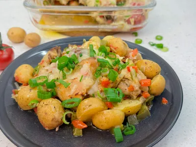 Lente ovenschotel met kip, krieltjes en groenten