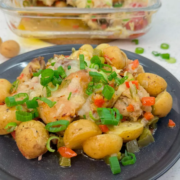 Lente ovenschotel met kip, krieltjes en groenten