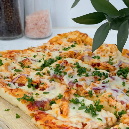 Zelfgemaakte barbecue kip pizza