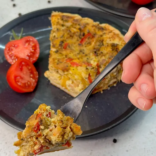 Knapperige quiche met malse kip en groenten