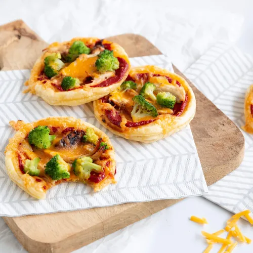 Mini plaattaartjes met kip, broccoli en cheddar