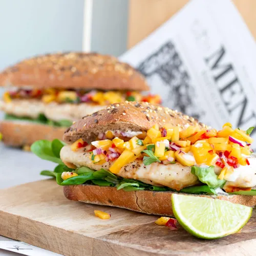 Gegrilde kip burger met mango salsa
