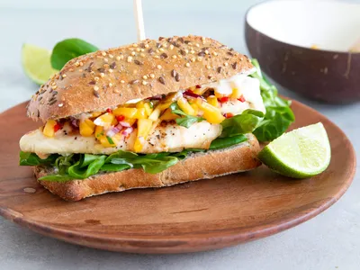 Kiprecepten - Gegrilde kip burger met mango salsa