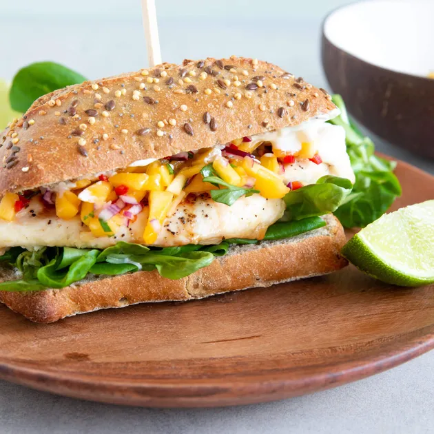 Kiprecepten - Gegrilde kip burger met mango salsa